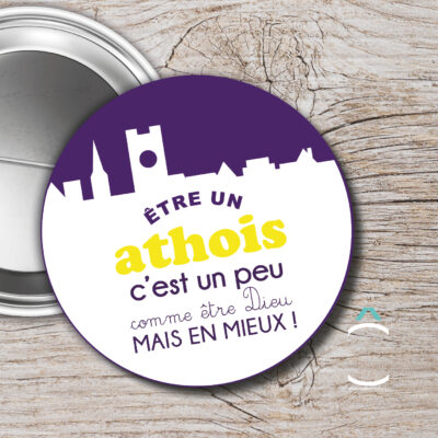 Badge – Etre athois c’est un peu comme être un Dieu mais en mieux