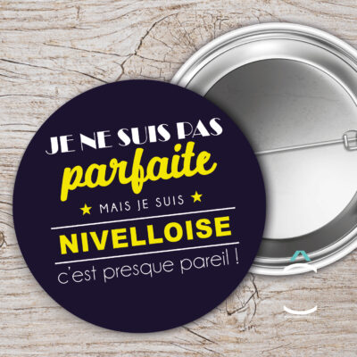 Badge – Je ne suis pas parfaite mais je suis nivelloise c&rsquo;est presque pareil