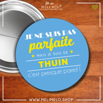 Badge – Je ne suis pas parfaite mais je suis de Thuin c&rsquo;est presque pareil